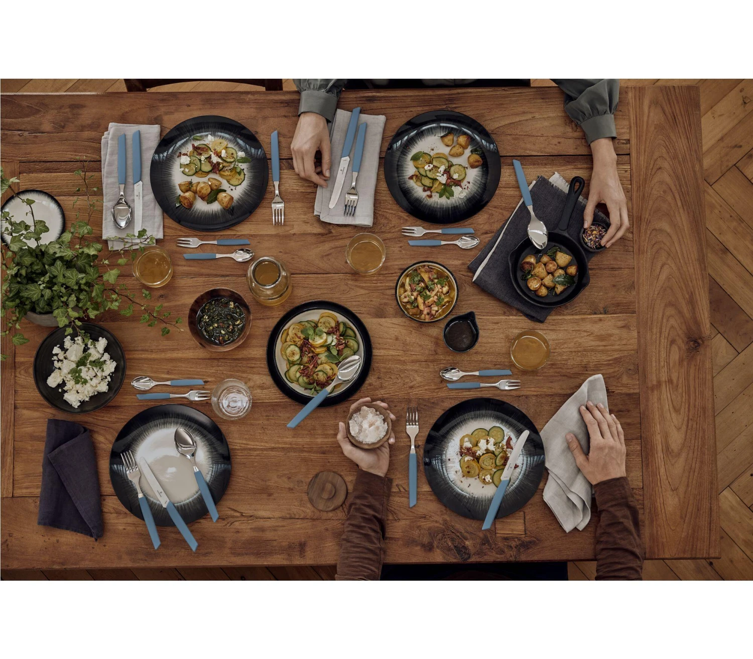 VICTORINOX Swiss Modern 24-piece Cutlery Set With Tomato Knife, Blue 6.9096.11W2.24 2 VICTORINOX Swiss Modern 24-piece Cutlery Set With Tomato Knife, Blue 6.9096.11W2.24 – Bild 2