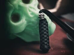 Böker Plus 09BO773 Black Skull Lanyard Schwarz 5 Böker Plus 09BO773 Black Skull Lanyard Schwarz -Messerladen 995bef719dc62c2d6aa624d52745f545